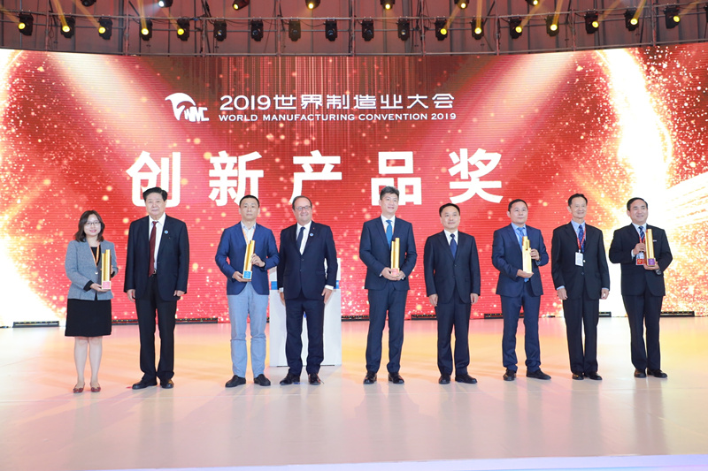 陜鼓集團(tuán)黨委書記、董事長李宏安（右一）代表企業(yè)領(lǐng)取了創(chuàng)新產(chǎn)品金獎(jiǎng)_副本.jpg